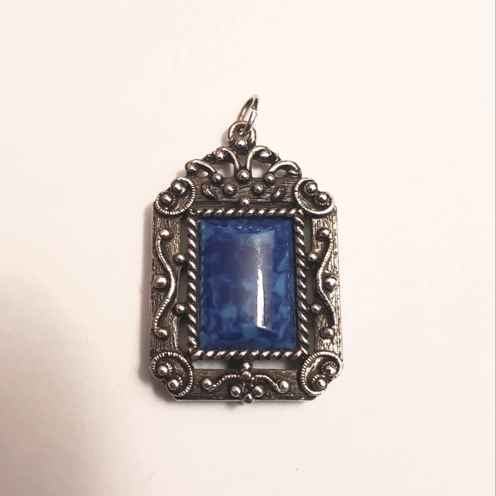 💙 FREE in bundle 💙 Vintage Sarah Coventry - Double sided Roman Holiday pendant